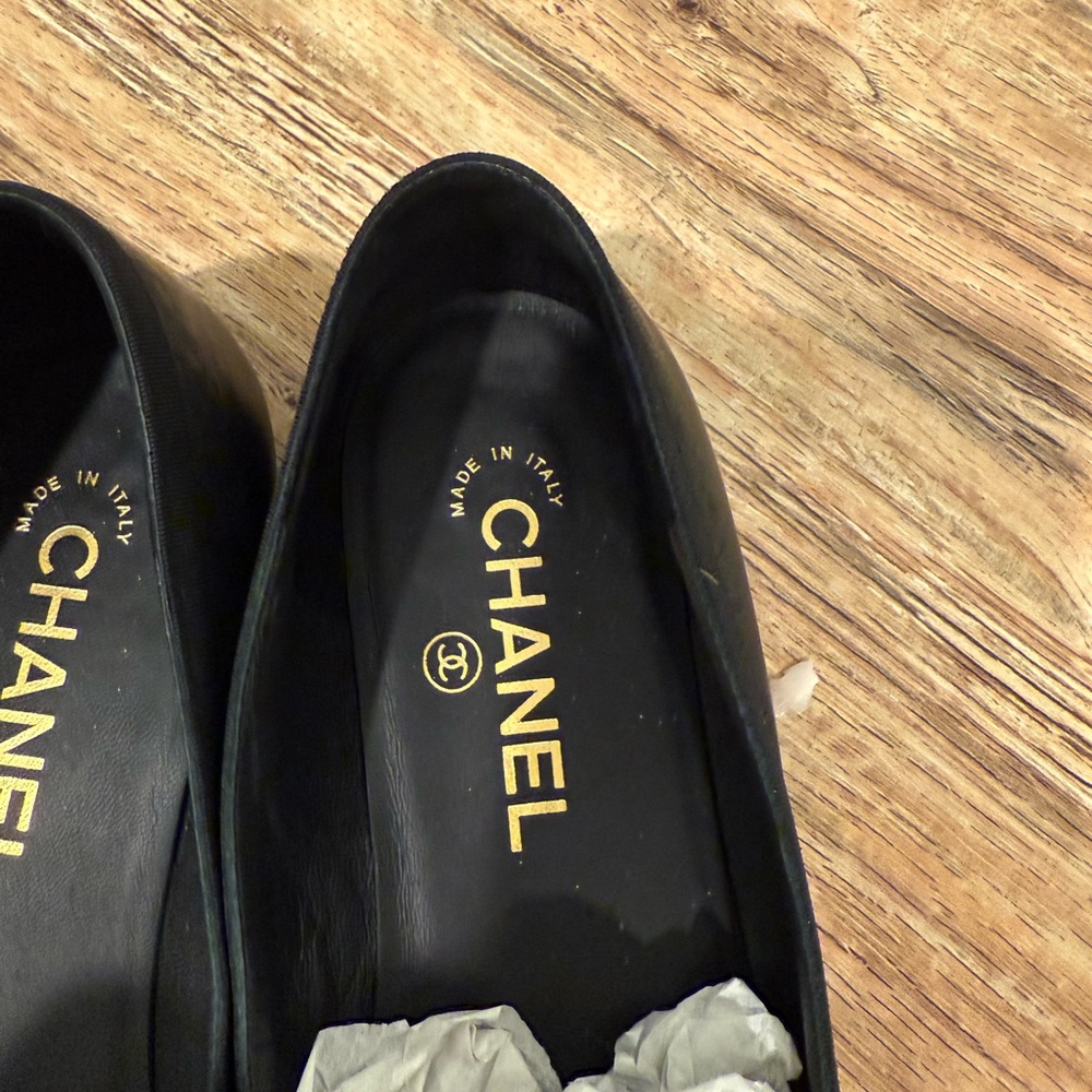 CHANEL Black Flats with White Floral Detail - Picture 3 of 4